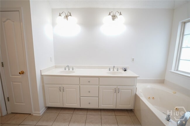 Building Photo - 108 Steven St