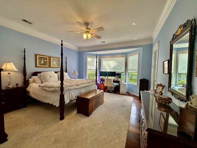 Building Photo - Spacious Beautifully Appointed Two Bedroom...