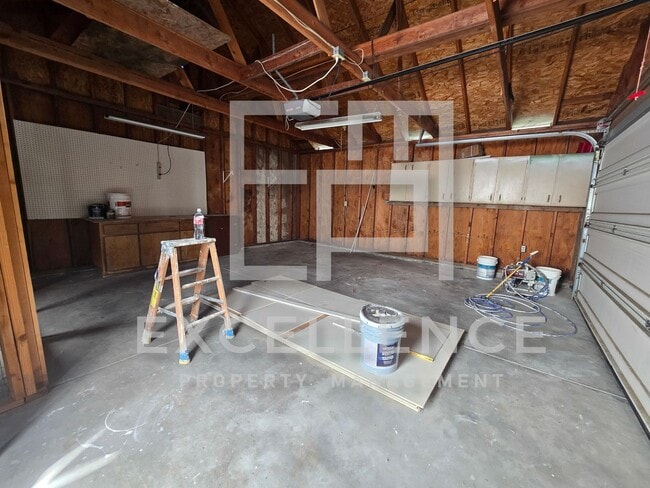 Building Photo - 4/2 House With Fireplace, Pets, Real Hardw...
