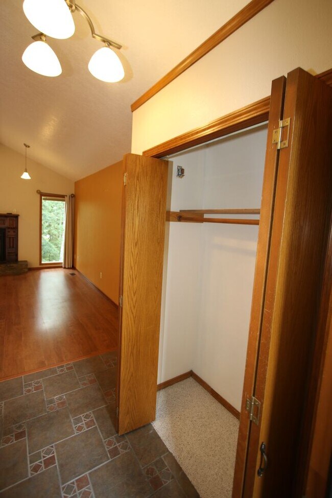 Building Photo - 4 Bedroom Eagle River Home!