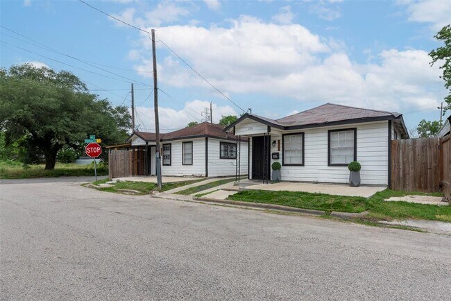 Building Photo - 1211 Cabell St