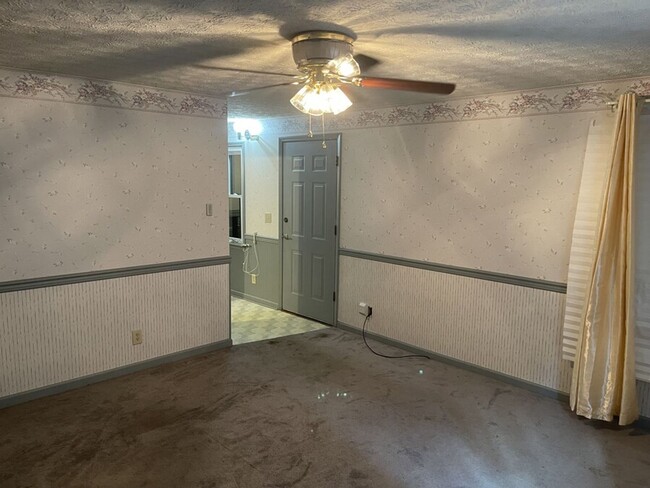 Building Photo - Charming 4 Bedroom, 3 Bathroom Home in the...
