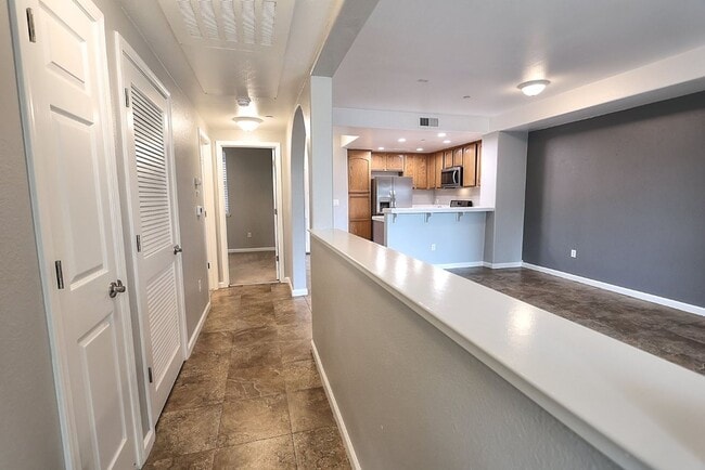 Building Photo - Beautiful Condo in Gated Community for Rent!