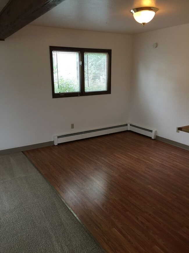 Building Photo - South Anchorage Beautiful 3 bed townhouse ...