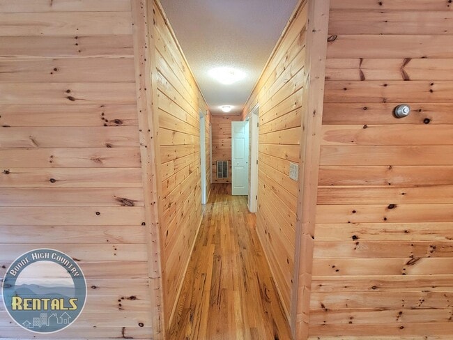 Building Photo - 3/2 One-Level Living Cabin in A Serene Setting!