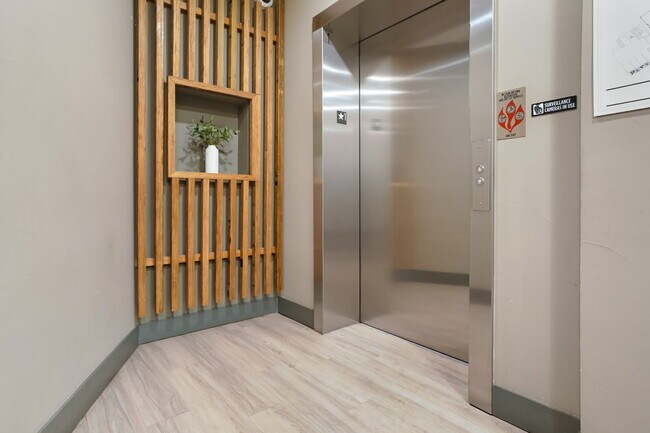 Building Photo - Luxe Condo Near Regis With Covered Parking Included