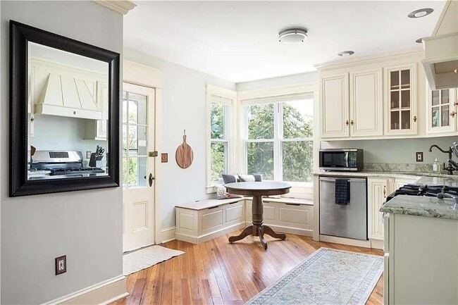 Building Photo - 75 Green End Ave