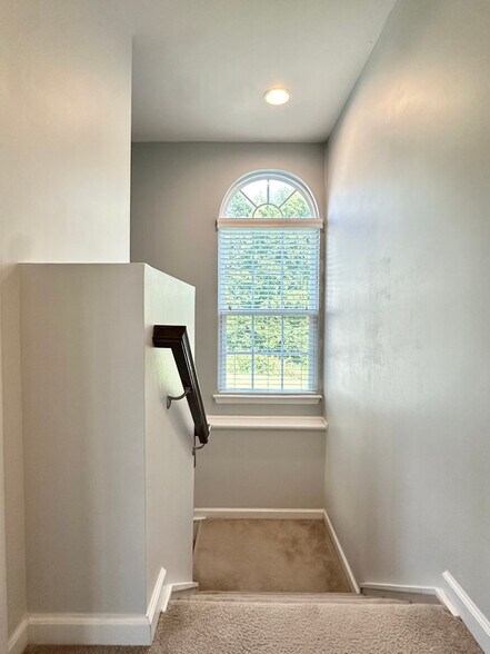 Building Photo - 2501 Silverthorn Dr