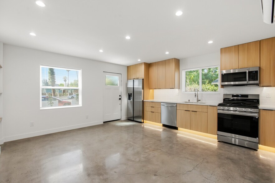 Building Photo - 7314 Fallbrook Ave