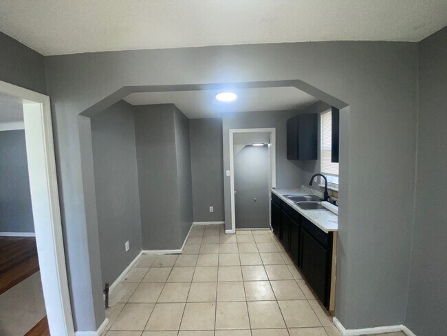 Building Photo - ROSEMOUNT 8850