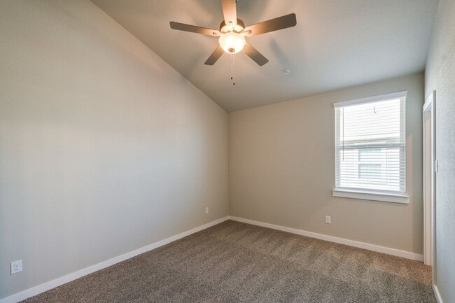 Building Photo - AVAILABLE NOW! GORGEOUS 2 BEDROOM FOUR PLE...