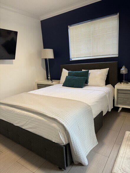 Building Photo - 1214 NE 5th Ter