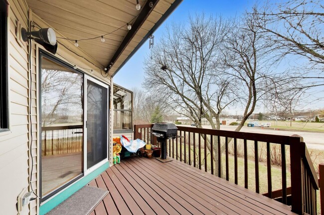 Building Photo - 943 W Essex Pl