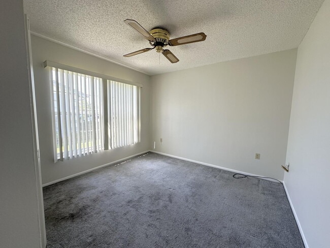 Building Photo - "Charming 2-Bed, 2-Bath Oasis in New Port Richey – Your Ideal Retreat Awaits!"