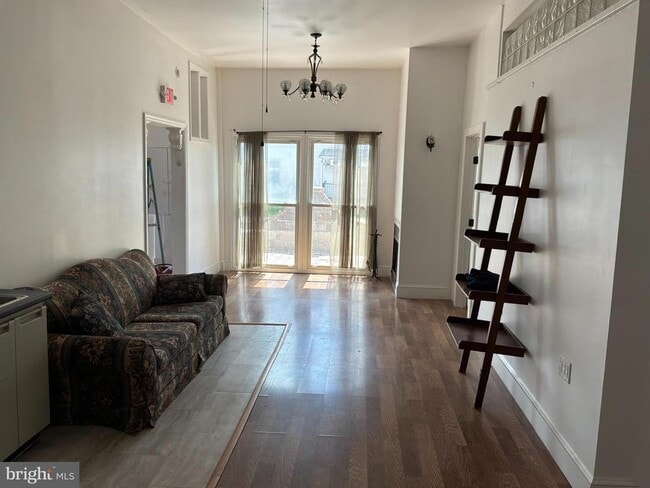 Building Photo - 1325 Main St