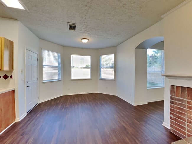 Building Photo - 2911 Linda Dr