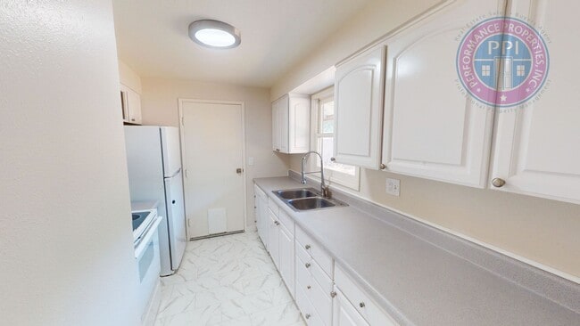 Building Photo - Lake Oswego - Single Level Ranch, Great Ne...