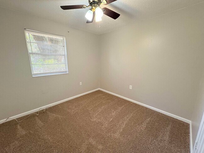 Building Photo - 2922 Oakwood Dr