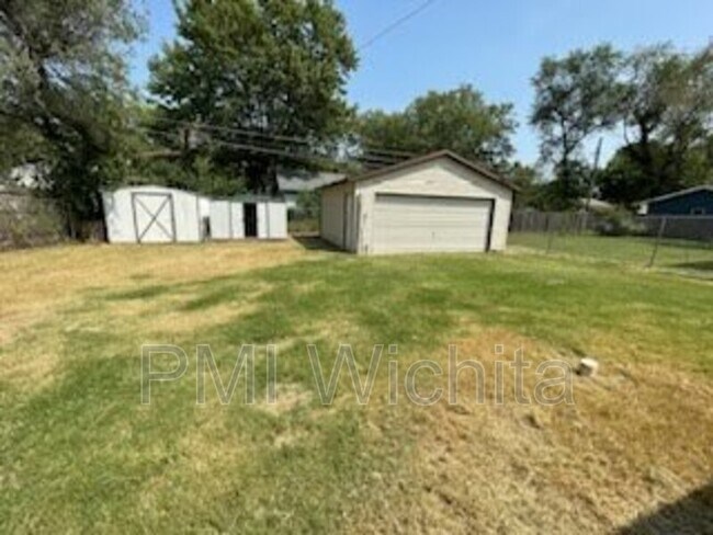 Building Photo - 4644 S Sycamore Ave