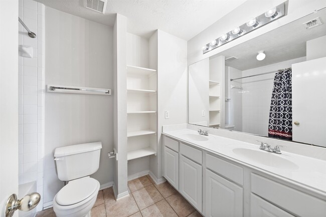 Building Photo - 17103 Canterbury Green Ct