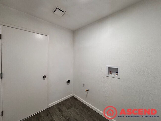 Building Photo - Beautiful 4 Bedroom Home In Rosedale!