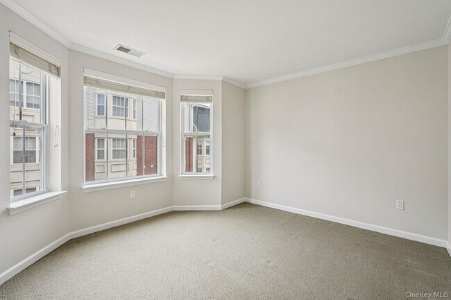 Building Photo - 10 Bridge Ln