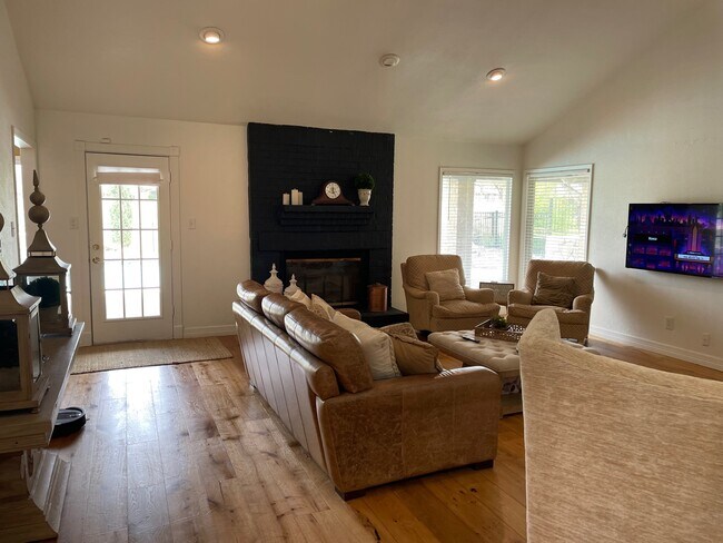 Building Photo - 10 Riviera Ct