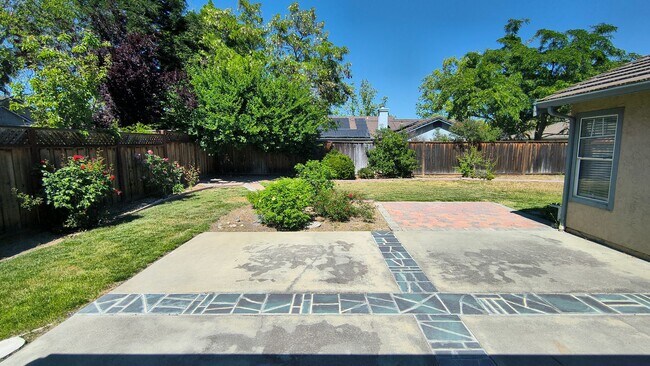 Building Photo - Brand New Flooring and FRESH Paint - SPACIOUS 3 BEDROOM HOUSE IN LIVERMORE!!!
