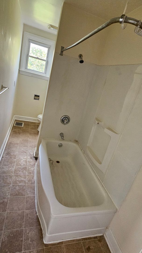 Building Photo - 3 Bedroom Duplex!