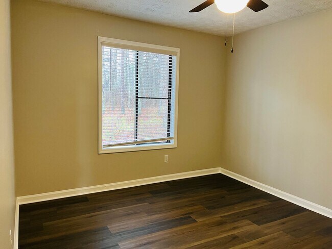Building Photo - 145 Pine Terrace
