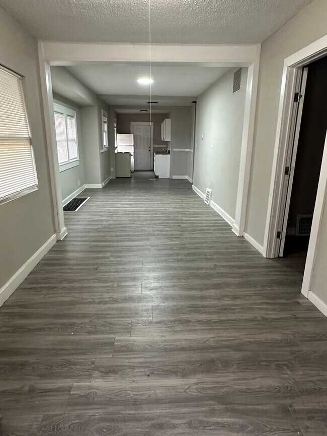 Building Photo - 3 bedrooms 1 Full bathroom. The house is v...