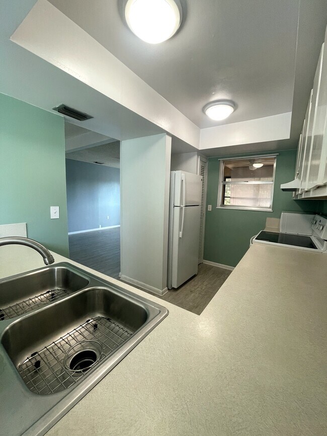 Building Photo - 610 Windrush Bay Dr