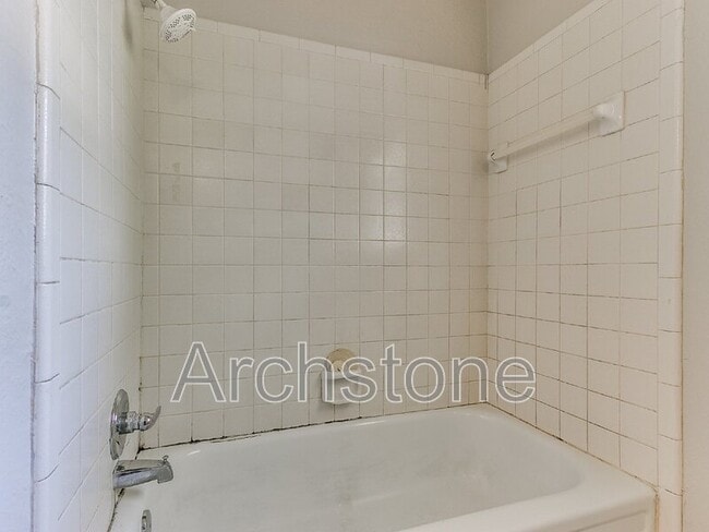 Building Photo - 8814 NE 13th St