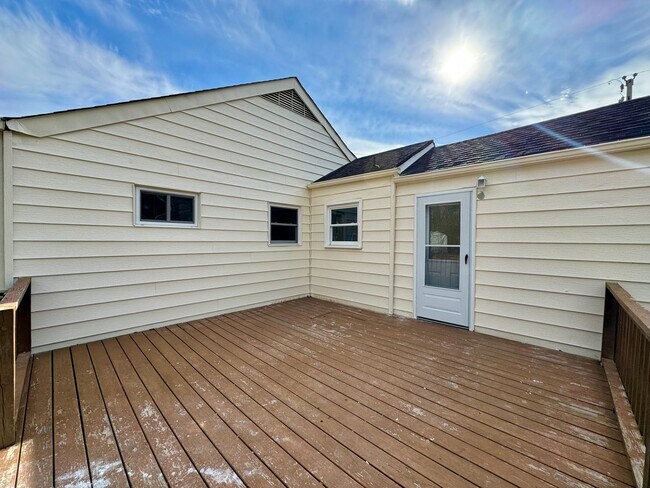 Building Photo - 32 Opal Rd