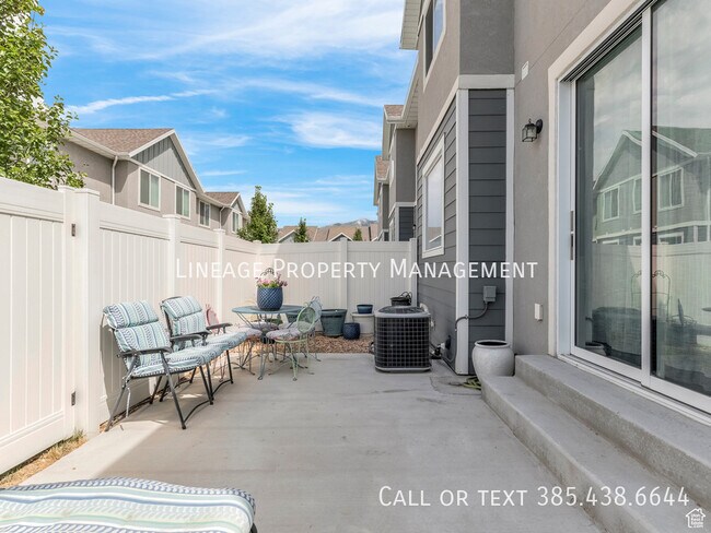 Building Photo - 10855 N Sandstone Way