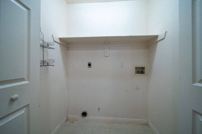 Building Photo - 730 Pine Ave