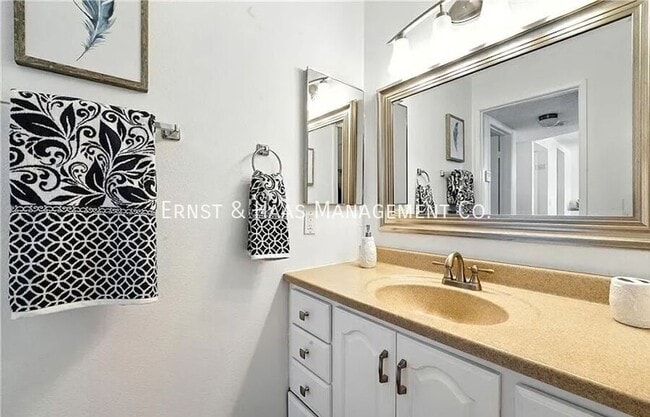 Building Photo - 955 E 3rd St