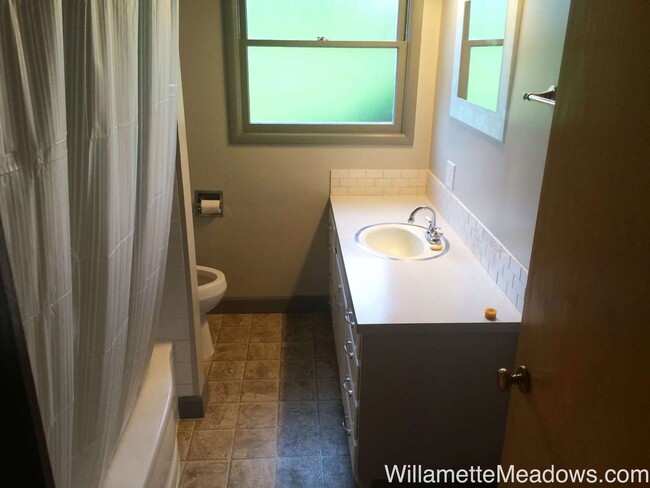 Building Photo - Amazing 4 Bedrooms, 2 Bathrooms, House in South Salem