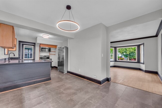 Building Photo - 3186 E 137th St