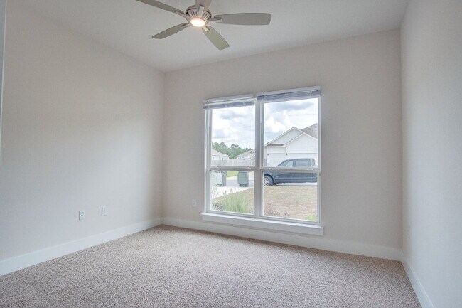 Building Photo - Deer Run 4BR/3BA Home – Solar, Community Pool & ½ Deposit for Active Military