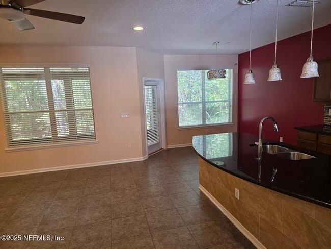 Building Photo - 498 Walnut Dr