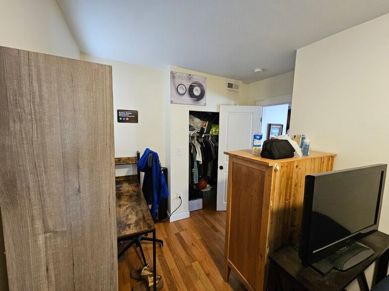 Building Photo - 23 Weitz St