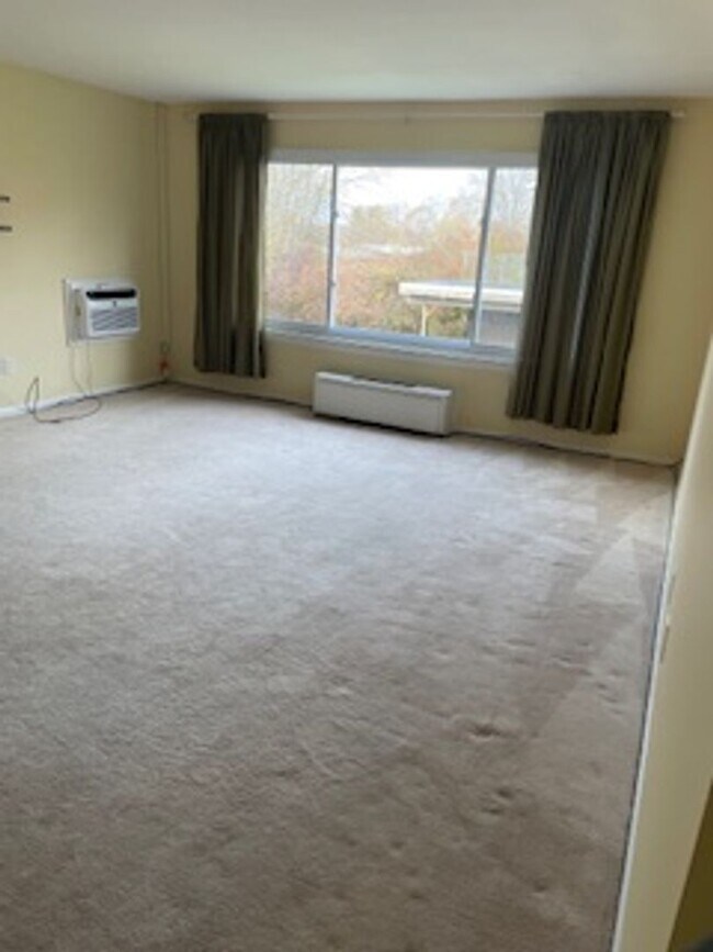 Building Photo - Oversized 2 bedroom unit in prime location