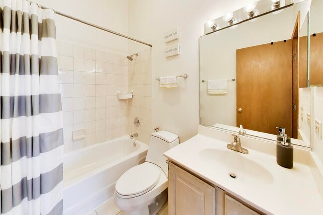 Building Photo - 943 W Essex Pl