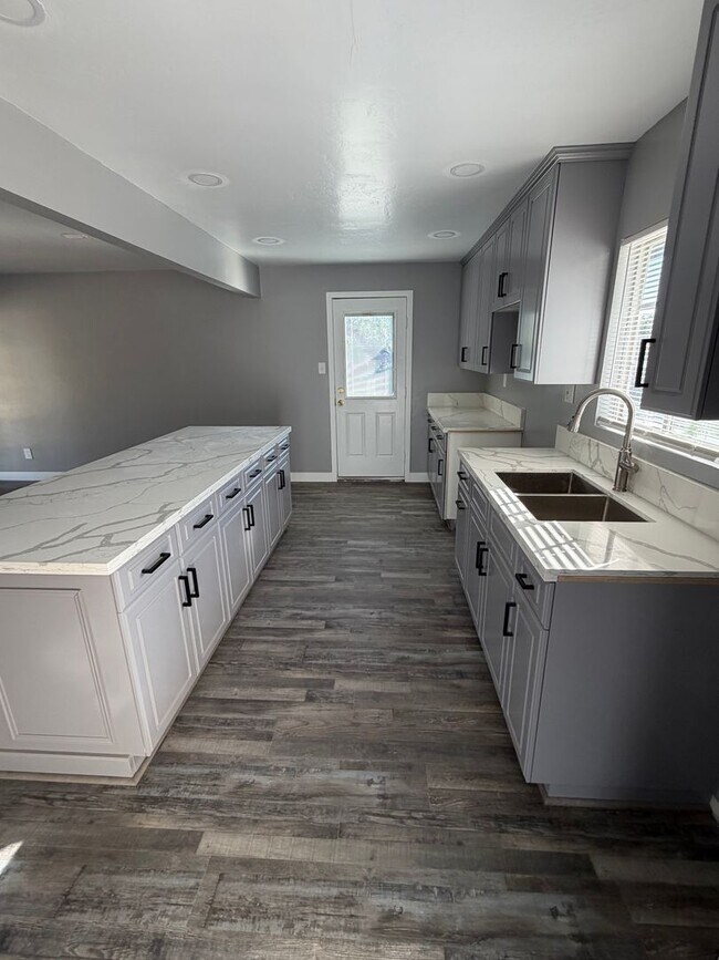 Building Photo - Newley Remodeled 3 BD 2 BA house with Big lot in SW Bakersfield