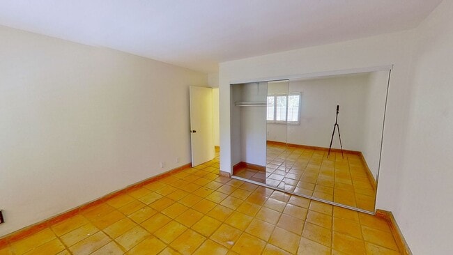 Building Photo - One Bedroom One Bath La Goleta Condo