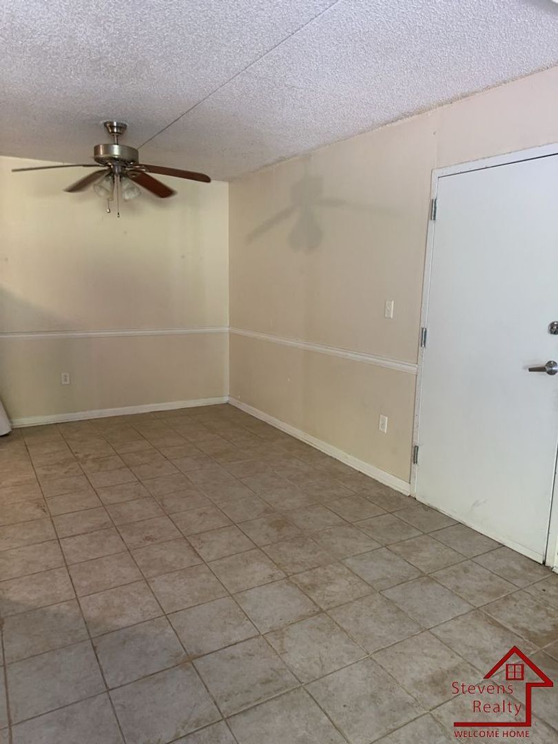 Building Photo - 915 S Seminole Dr