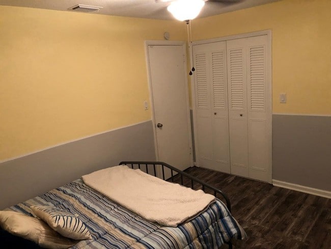 Building Photo - 5516 Sedgefield St