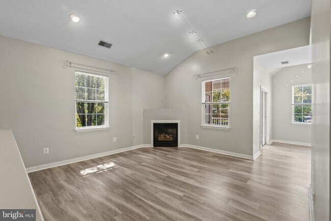 Building Photo - 5000 Willow Branch Way