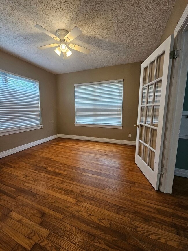 Building Photo - (2) Bed/(1) Bath Avail NOW! Hardwood Floors!